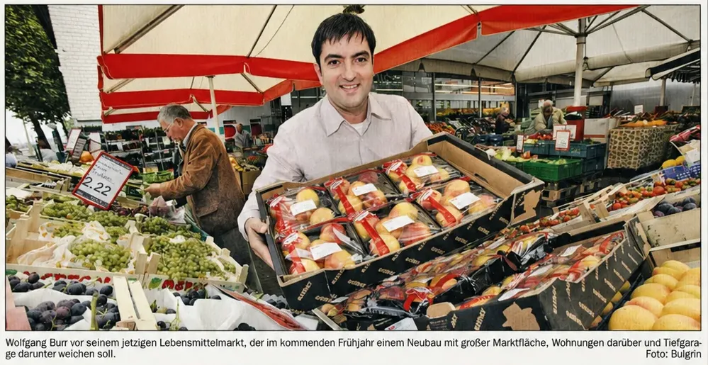 Zeitungsausschnitt von Wolfgang Burr, damals Inhaber des BURR Lebensmittel-Discounts, auf seinem Marktstandt in der Pliensauvorstadt in Esslingen